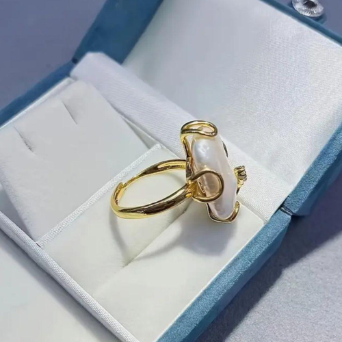 Ring Elegant Gold with White Stone