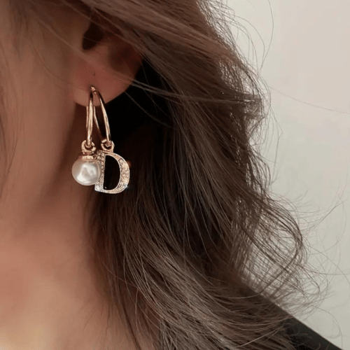 Ispirazione 𝐷𝑖𝑜𝑟 Orecchini color oro con perla e zircone cubico