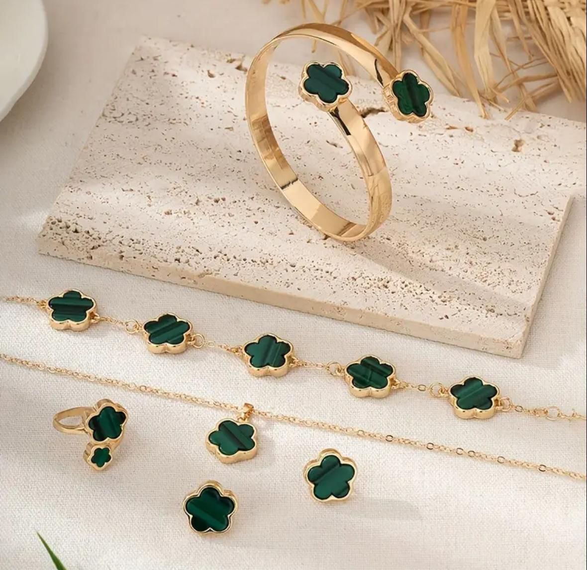 Colar + Brincos + Pulseira + Anel Inspiração Van Cleef Jewels Cor Verde e Dourado