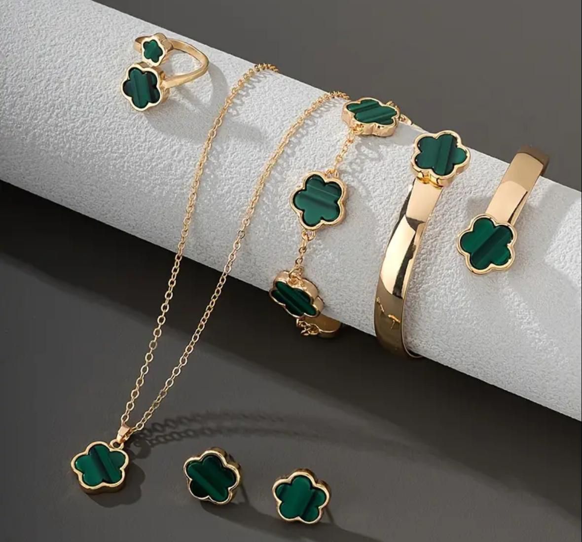 Colar + Brincos + Pulseira + Anel Inspiração Van Cleef Jewels Cor Verde e Dourado